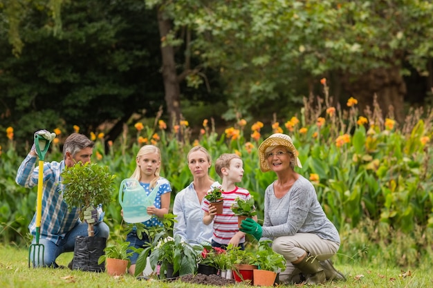 Gelukkige familie tuinieren