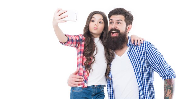 Gelukkige familie vader en dochter nemen zelfportret met mobiele camera telefoon selfie