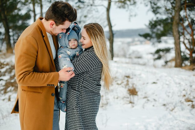 Gelukkige familie van drie in het park