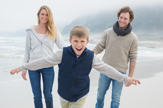 Gelukkige familie van drie op het strand