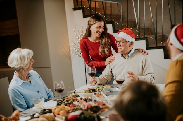 Gelukkige familie van meerdere generaties die Nieuwjaar thuis aan tafel viert