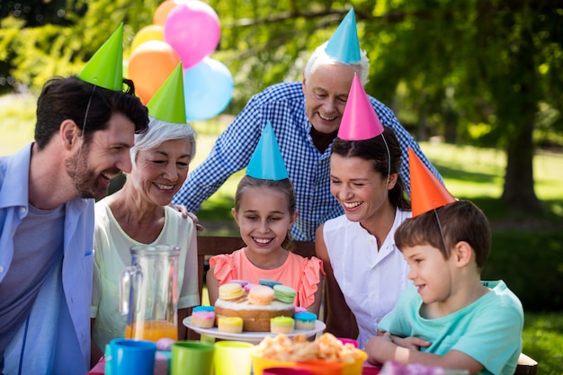 Gelukkige familie van meerdere generaties die verjaardagsfeestje vieren