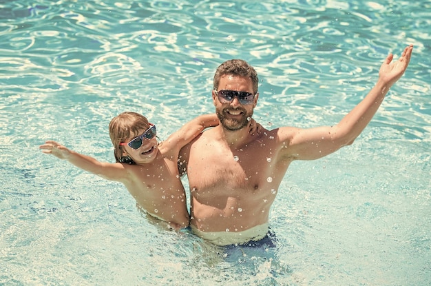 Gelukkige familie van papa en kind die plezier hebben in de vrije tijd van het zomerzwembad