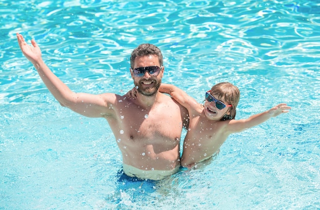 Gelukkige familie van papa en kind die plezier hebben in de vrije tijd van het zomerzwembad