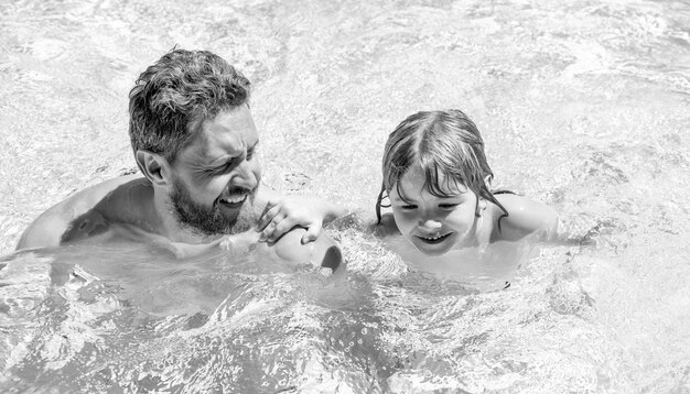 Gelukkige familie van vader en kleine jongen die plezier hebben in het zomerzwembadresort