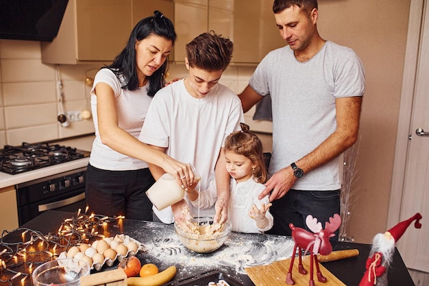 Gelukkige familie veel plezier in de keuken en het bereiden van voedsel.