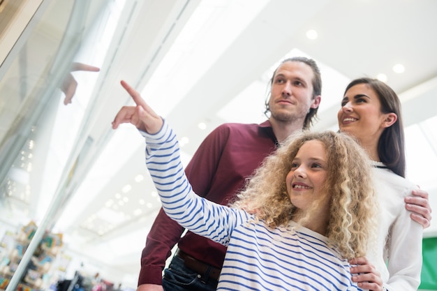 Gelukkige familie venster winkelen in winkelcentrum