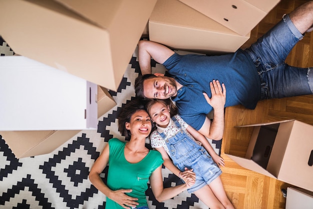 Gelukkige familie verhuizen naar hun nieuwe huis.