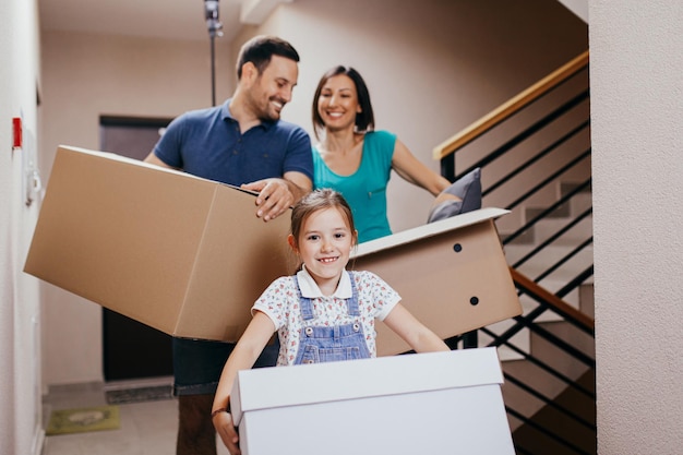 Gelukkige familie verhuizen naar hun nieuwe huis.