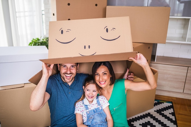 Gelukkige familie verhuizen naar hun nieuwe huis.