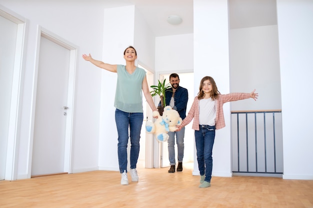 Gelukkige familie verhuizen naar nieuw huis.