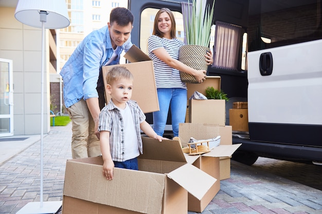 Gelukkige familie verhuizen