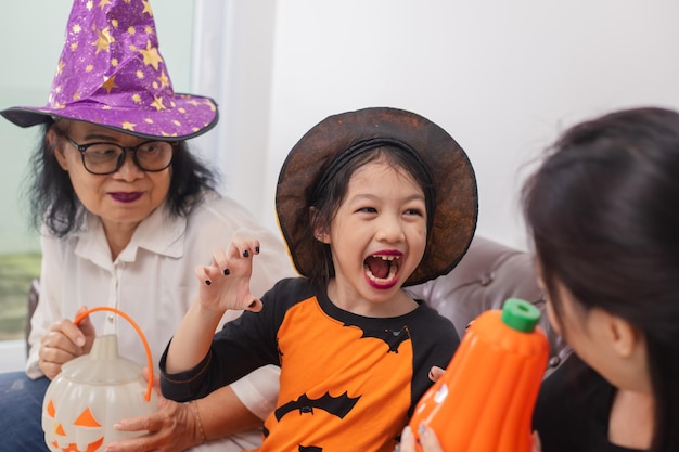 Gelukkige familie vieren Halloween Grootmoeder moeder en kind