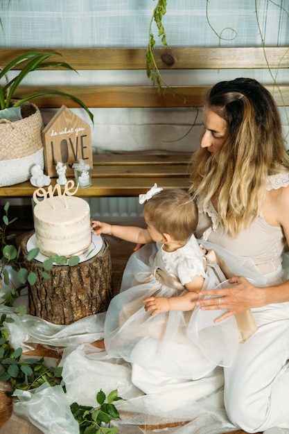 Gelukkige familie viert eerste verjaardag van dochtertje met cake st verjaardag thuisfeestideeën met