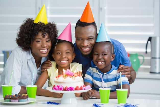 Gelukkige familie viert verjaardagspartij thuis