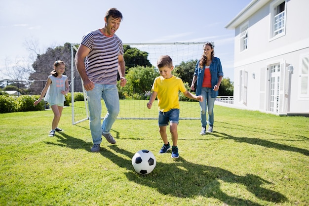 Gelukkige familie voetballen in het park