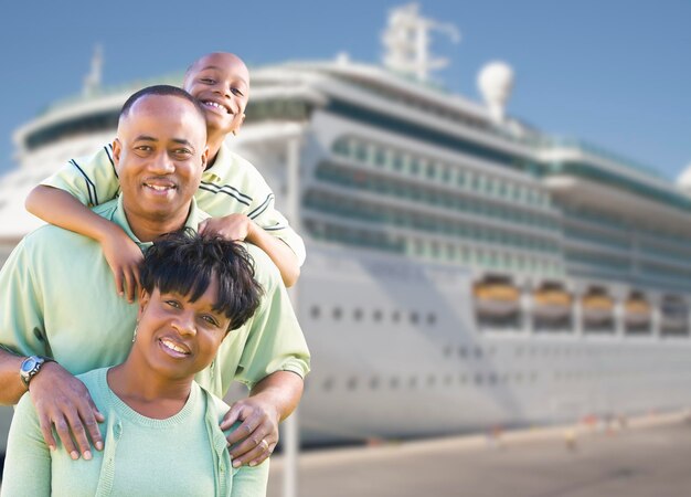 Gelukkige familie voor een cruiseschip