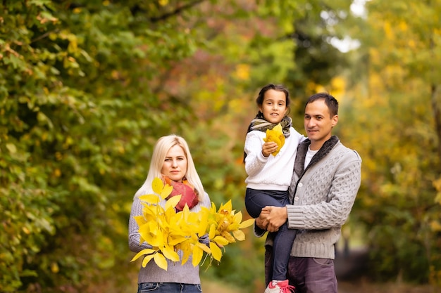 gelukkige familie Wandelen door herfstpark