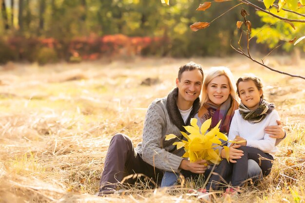 Gelukkige familie wandelen door herfstpark