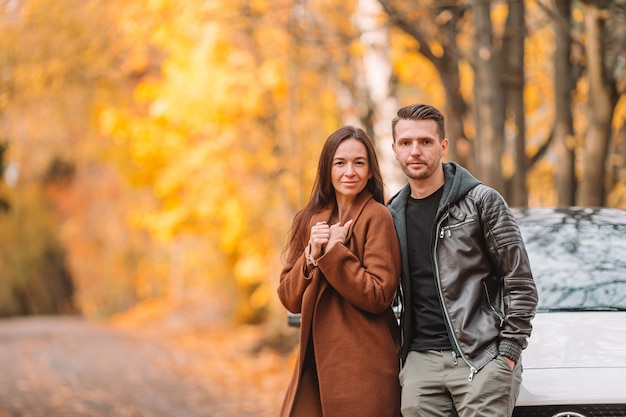 Gelukkige familie wandelen in herfst park op zonnige herfstdag