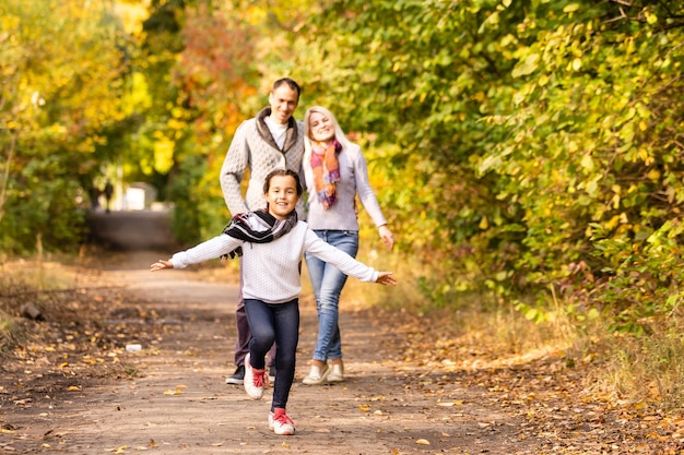 gelukkige familie wandelen in het herfstpark