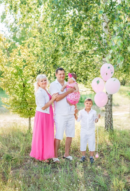 Gelukkige familie wandeling in de zomer in de natuur