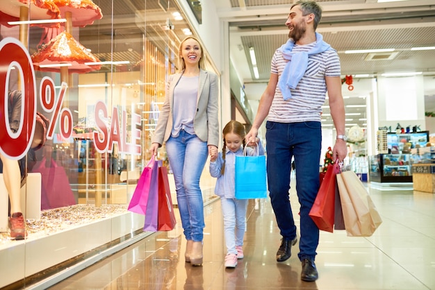 Gelukkige familie winkelen in de uitverkoop