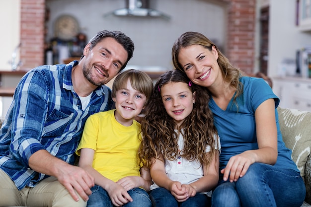 Gelukkige familie zittend op een bank