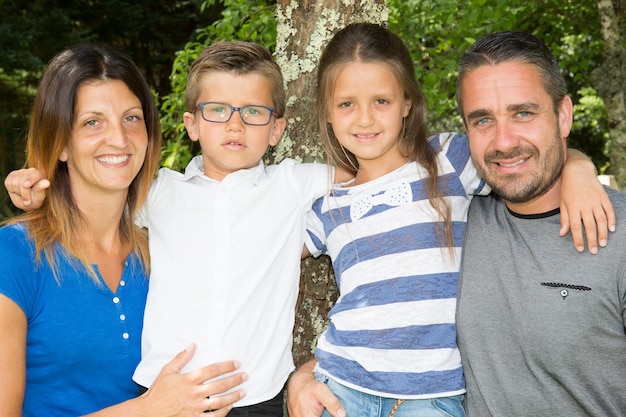 Gelukkige familie zittend op een bankje in het park