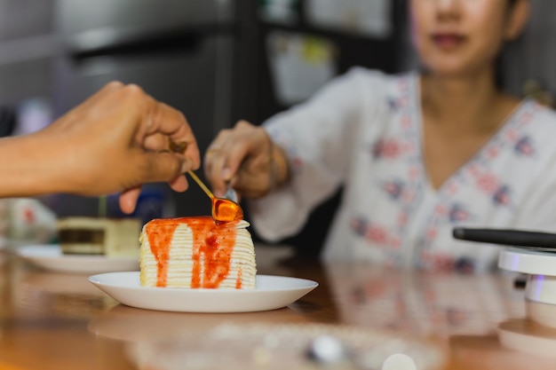 Gelukkige familiehand met lepel geniet van eten