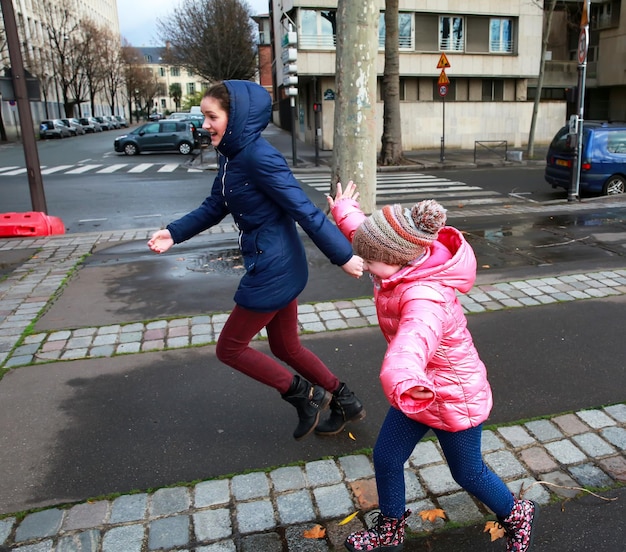 Foto gelukkige familiemomenten - jonge meisjes hebben plezier in de stad