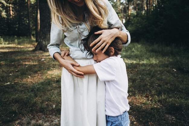 Gelukkige familiemomenten met kinderen zonen in een bos