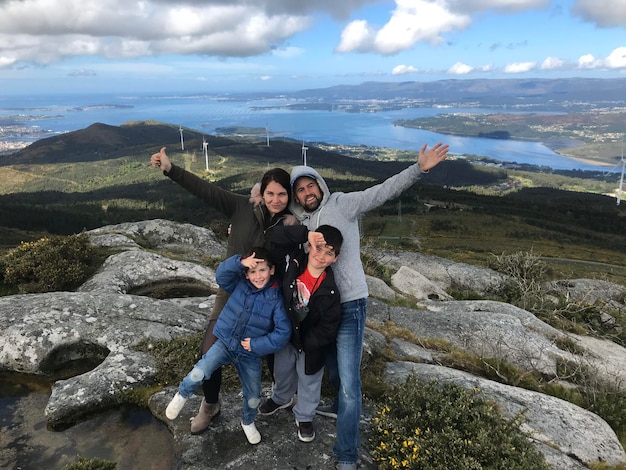 Gelukkige familiereizigers bij de bovenkant van de Xiabre-berg. Ulla Riviermonding en Atlantische zee in de