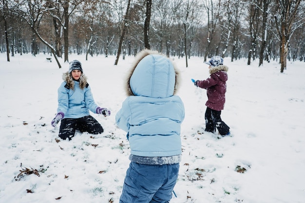 Gelukkige familievrienden moeder en kinderen hebben plezier buiten in de winter besneeuwde natuur achtergrond moeder en