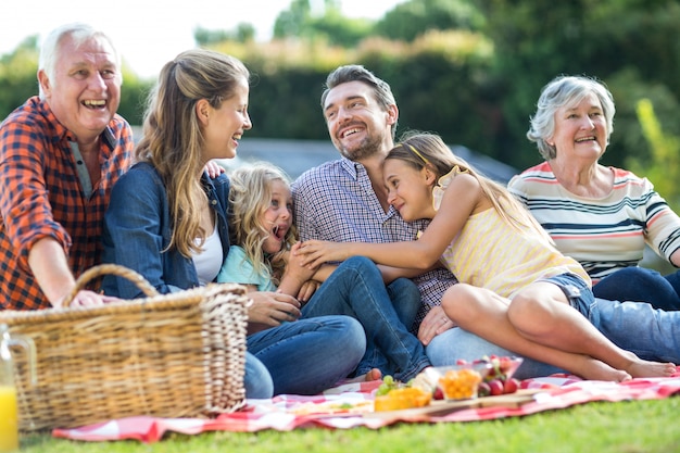 Gelukkige familiezitting van meerdere generaties op deken