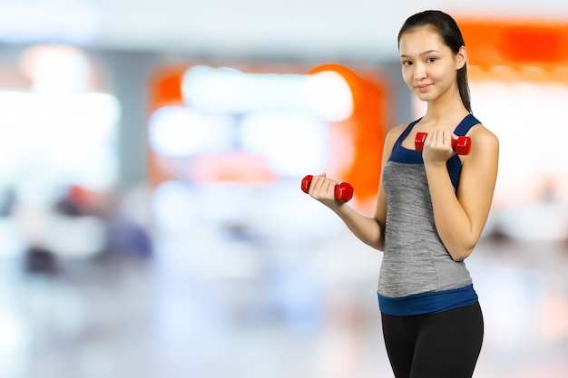 Gelukkige fitness vrouwen opheffende domoren