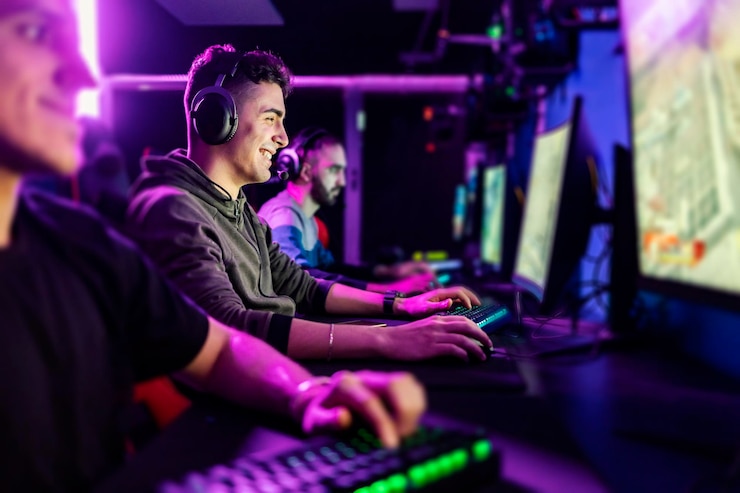 Foto gelukkige gamer die zijn favoriete spel speelt in de speelzaal