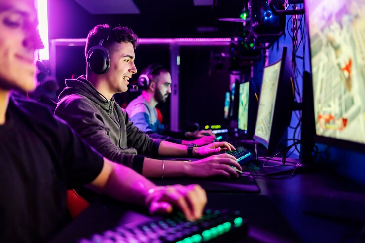 Foto gelukkige gamers die als team videogames spelen in de speelkamer
