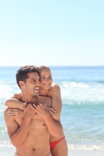 Gelukkige geliefden op het strand