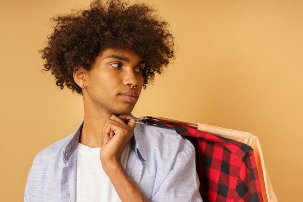 Gelukkige gelukkige man koopt kleding in een winkel