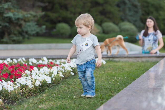 Gelukkige glimlach peuter jongen wandelen in het park buiten