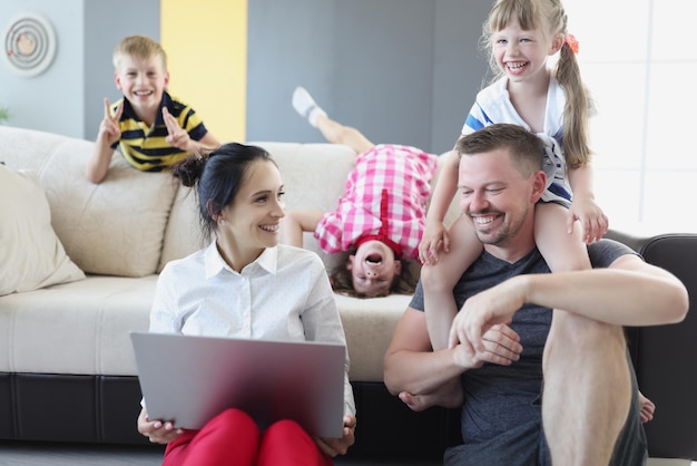 Gelukkige glimlachende familie brengt tijd samen door in de woonkamer