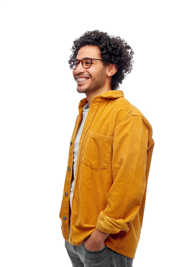 Foto gelukkige glimlachende man in bril en geel jasje.