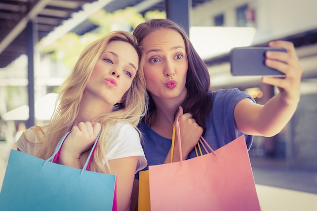 Gelukkige glimlachende vrienden die een selfie nemen