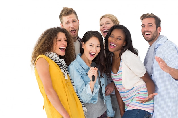 Gelukkige groep jonge vrienden plezier doen karaoke