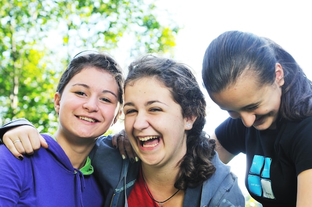 gelukkige groep tienermeisjes buitenshuis veel plezier