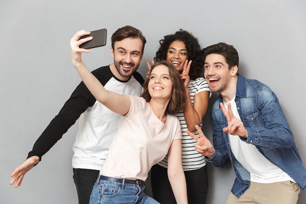 Gelukkige groep vrienden die opzij kijken, maken een selfie.