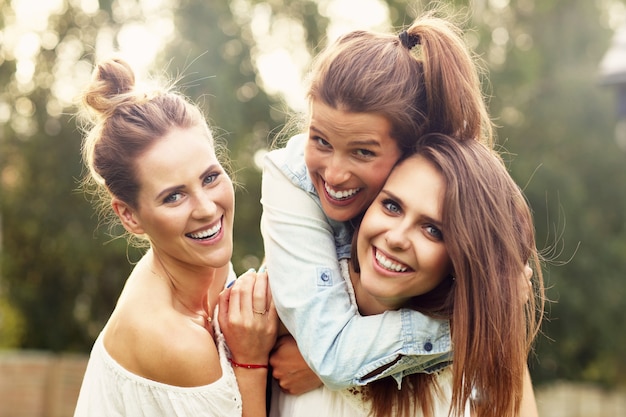 gelukkige groep vrouwen die buiten plezier hebben