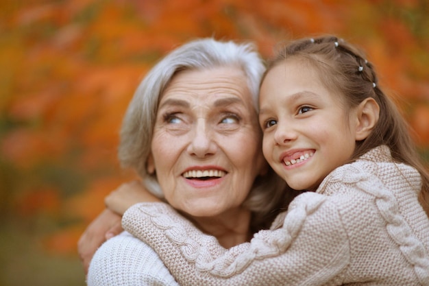 Gelukkige grootmoeder en kleindochter in herfstpark