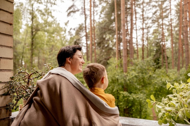 Gelukkige grootmoeder en kleinzoon genieten samen van tijd Positieve vrouw van middelbare leeftijd die tijd doorbrengt met klein schattig kleinkind dat plezier heeft 50-jarige oma met kleinkind Multigenerationele familie